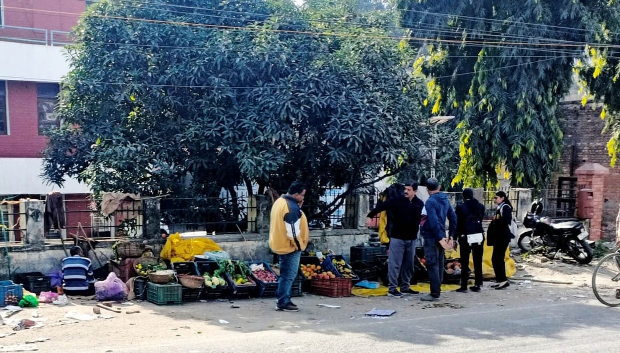 Instructions to shift the registered street vendors in the city to the vendor market