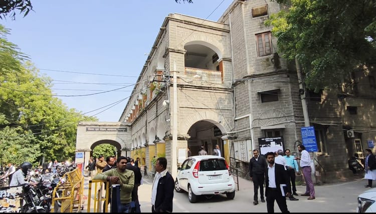 Udaipur News: उदयपुर कोर्ट में वकीलों का हंगामा, डीएसपी की गाड़ी रोककर की नारेबाजी, पुलिसकर्मी लाइन हाजिर