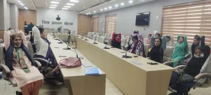 Employees at the Mini Secretariat are being given yoga breaks at all government offices.