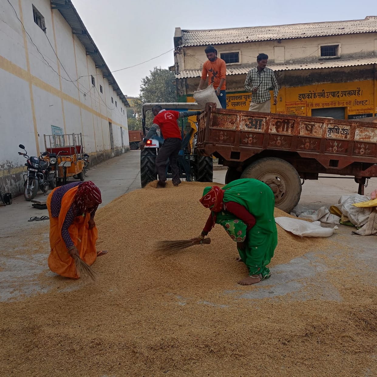 Chaos prevails at cooperative paddy purchasing centers, farmers upset