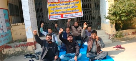 Panchayat secretaries also held symbolic Satyagraha on the second day.