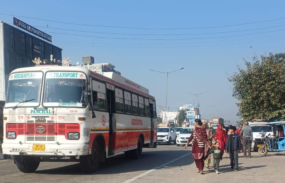 Despite the ban, private buses are stopping in front of the hospital, 15 are marked.