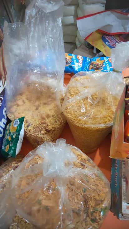 Health-damaging colours are being added to namkeen, be careful while using them.