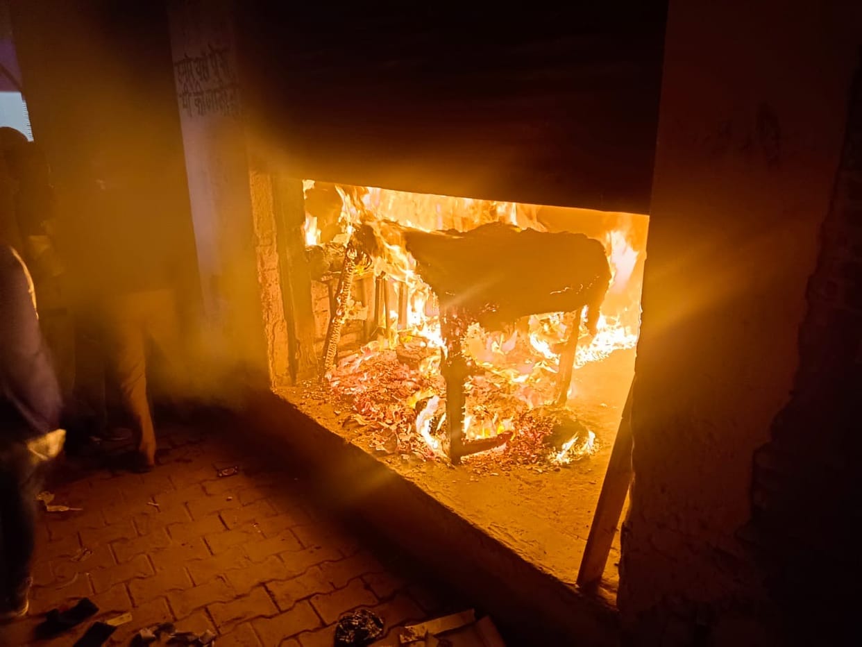 Fire breaks out in a dry cleaning shop in Sadar Bazaar, goods burnt