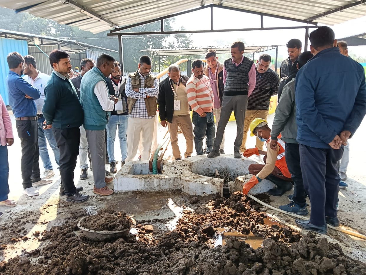 Students learned the method of biogas operation.