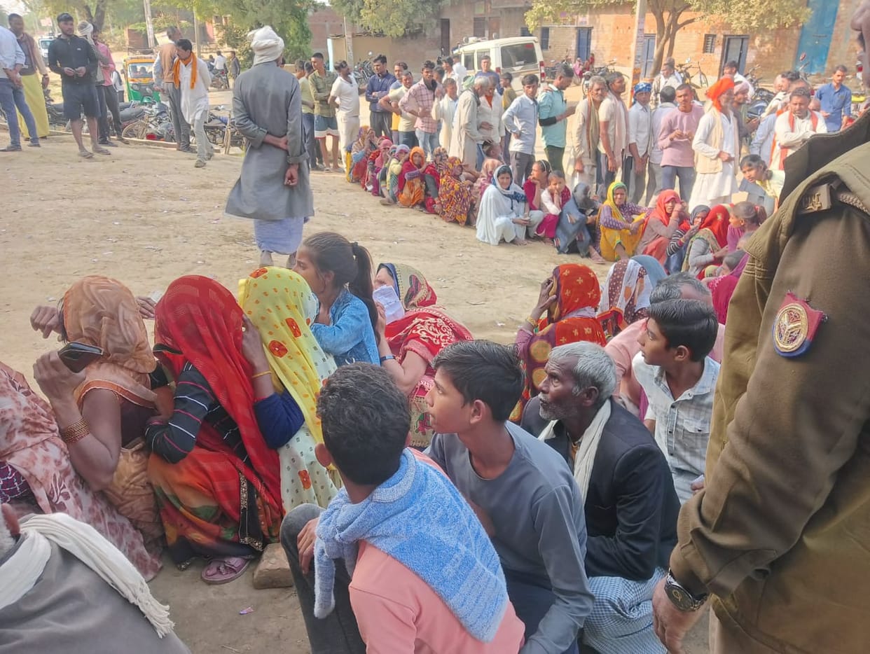 Farmers blocked the road due to non-availability of fertilizers, demanding suspension of the secretary