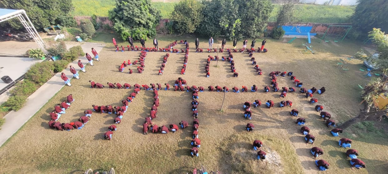 Learned the essence of Geeta, children formed a chain