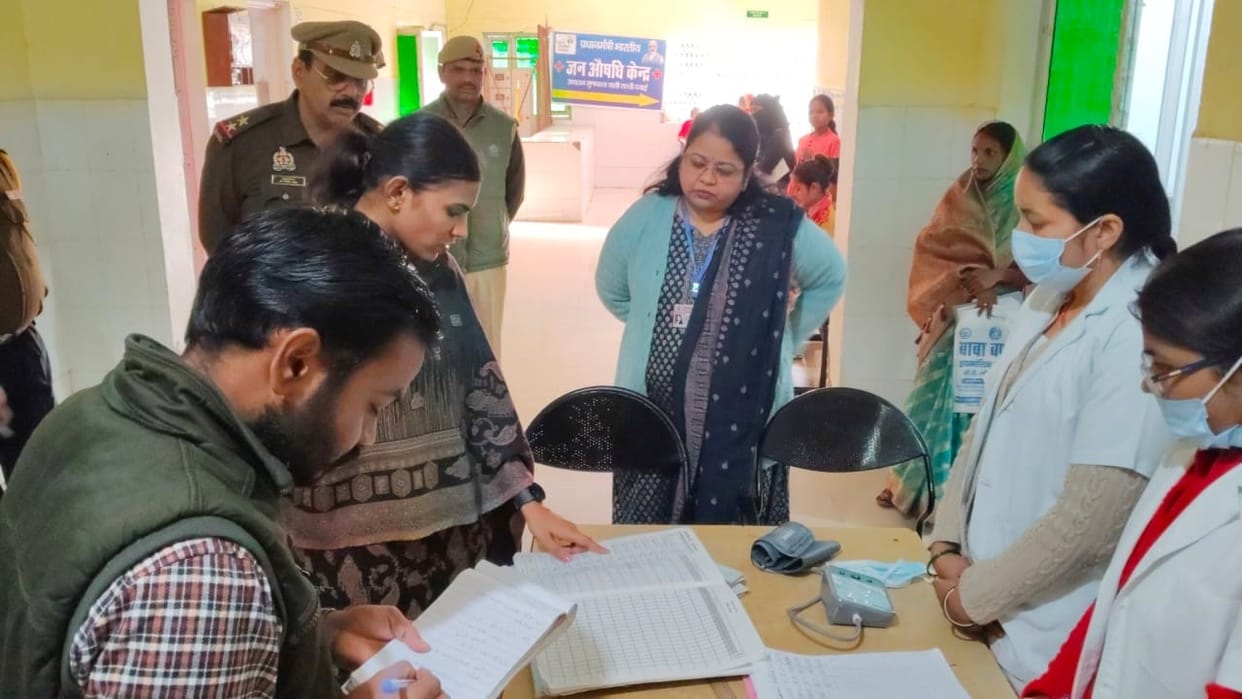 One day's salary of 16 employees, including six doctors, was deducted for being absent.