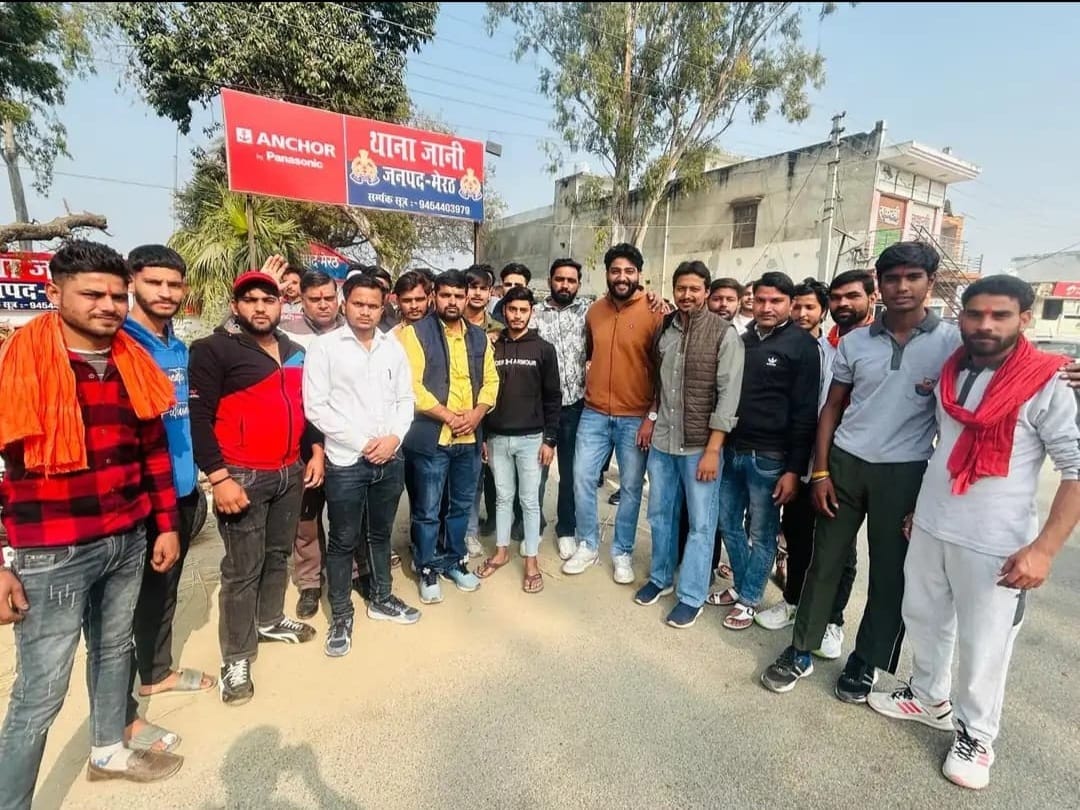 Bajrang Dal workers created ruckus at Jani police station.