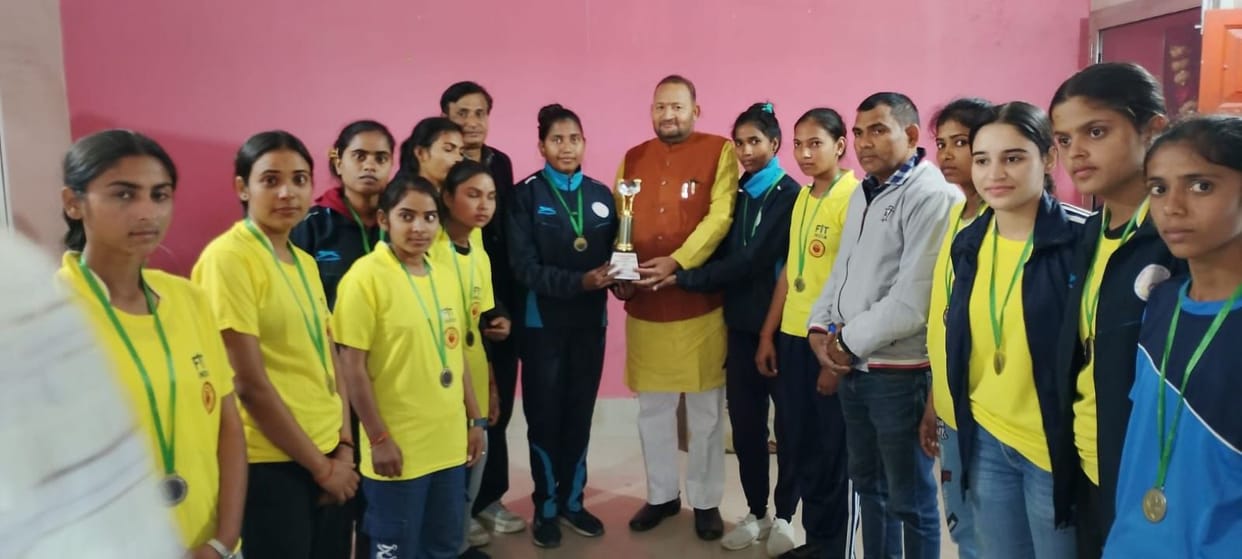 Women's hockey team became runner-up, players were honored