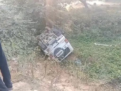 Vehicle falls into ditch, elderly man dies, six injured