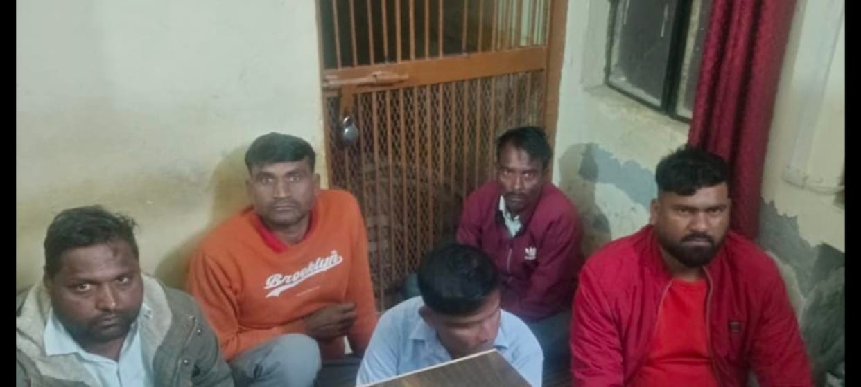 agra news stone pelting on police