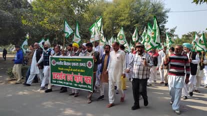 Farmers held a two-hour noisy protest at the mini secretariat