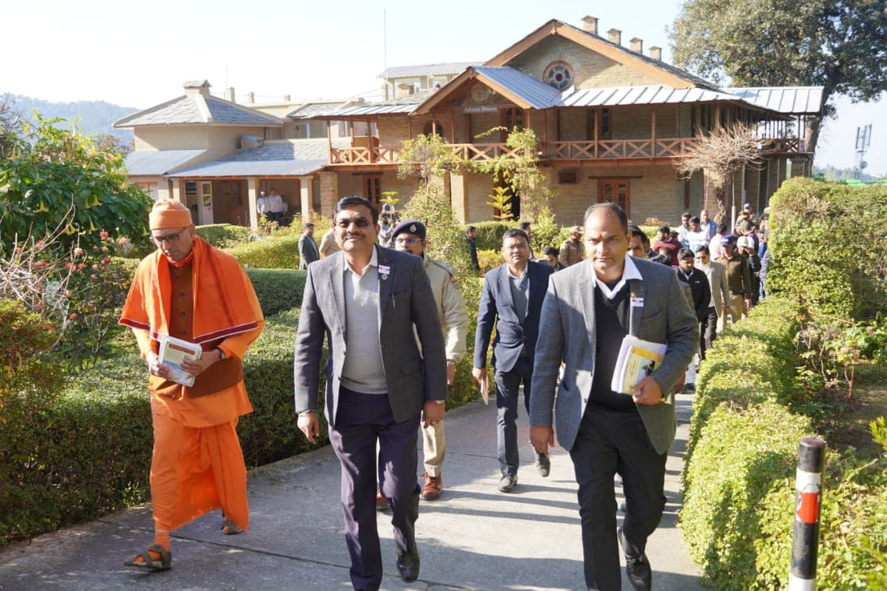 लोहाघाट के मायावती आश्रम का निरीक्षण करते मुख्य सचिव। स्रोत: सूचना