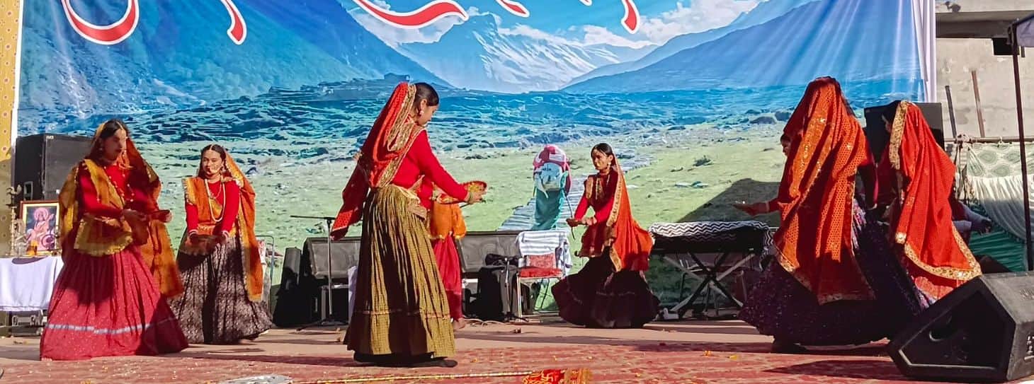 मुनस्यारी महोत्सव में रंगारंग सांस्कृतिक कार्यक्रम प्रस्तुत करतीं महिलाएं। संवाद