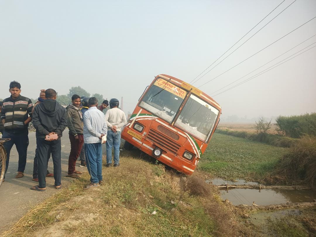 Uncontrolled roadways bus falls into ditch, more than six injured