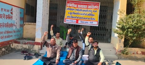 Secretaries expressed their protest by wearing black bands.
