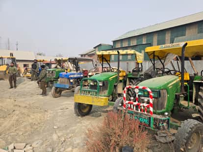 Srinagar, ILLegal Mining, Two Machines And Five Tractors Seized, Pulwama