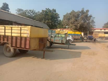 Purchase stalled at Sindhaura Kharagpur center for 25 days, silence at Puranpur Mandi centers