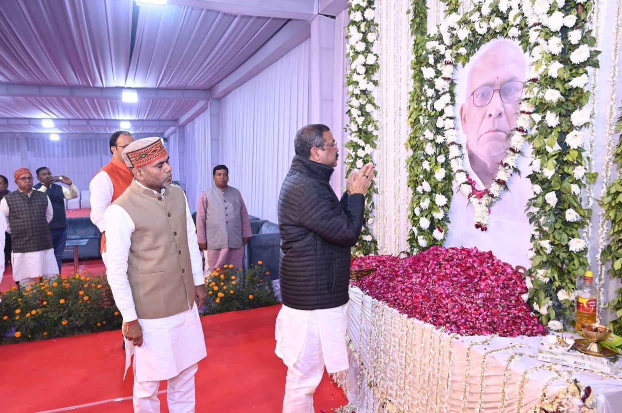 Union Minister visits former mayor's house, pays tribute