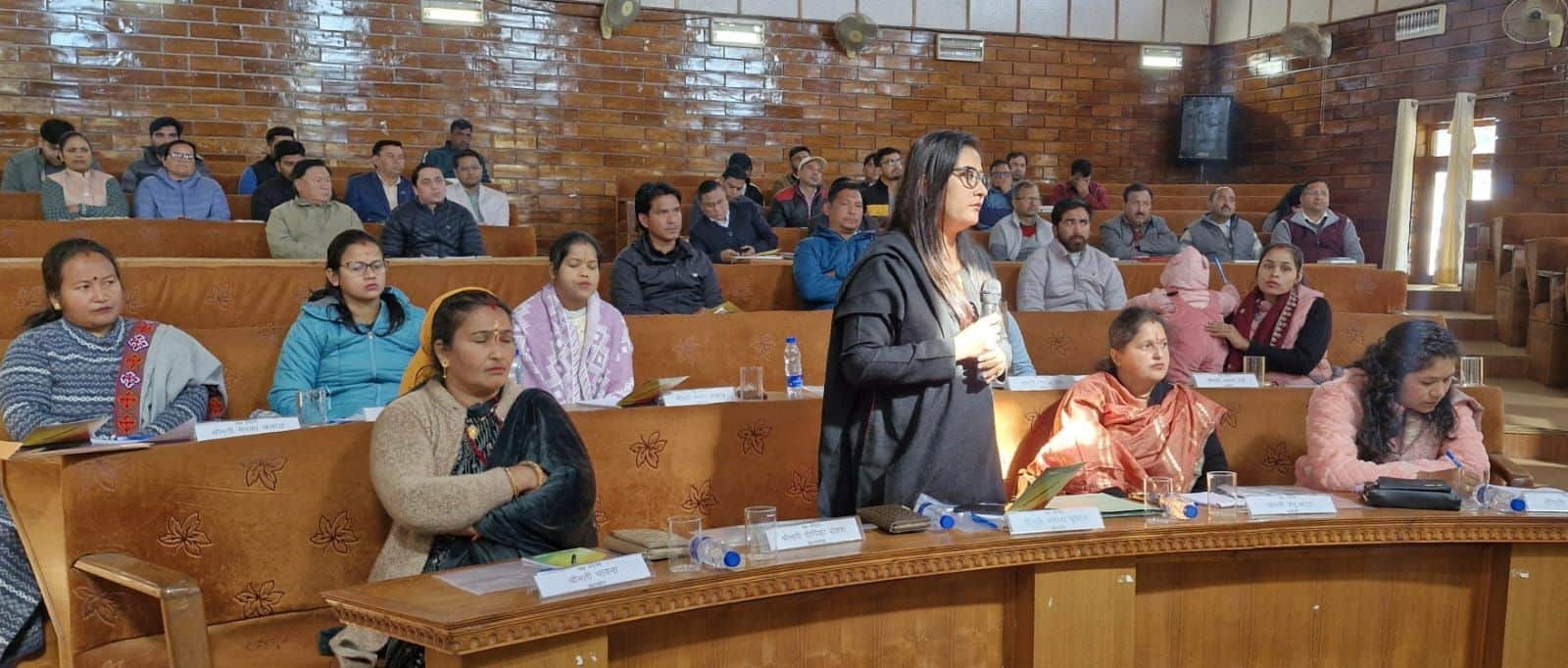 पिथौरागढ़ जिला पंचायत सभागार में हुई बैठक में समस्या उठाते जनप्रतिनिधि। संवाद