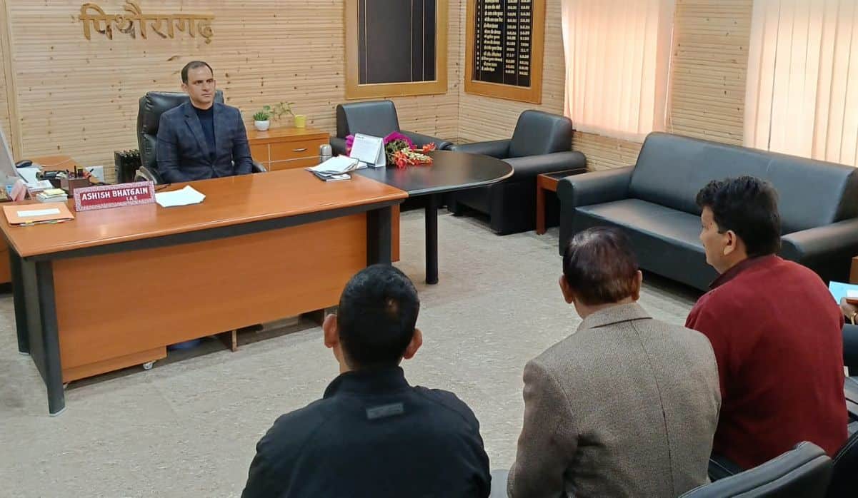 पिथौरागढ़ कलक्ट्रेट सभागार में बोर्ड परीक्षा की तैयारी को  लेकर अधिकारियों के साथ बैठक करते डी