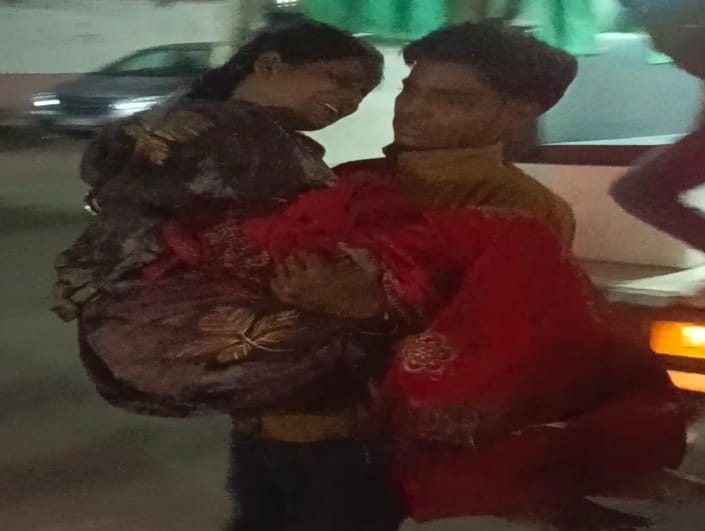 Unable to find a stretcher, a young man carried the injured woman in his arms to the trauma center.