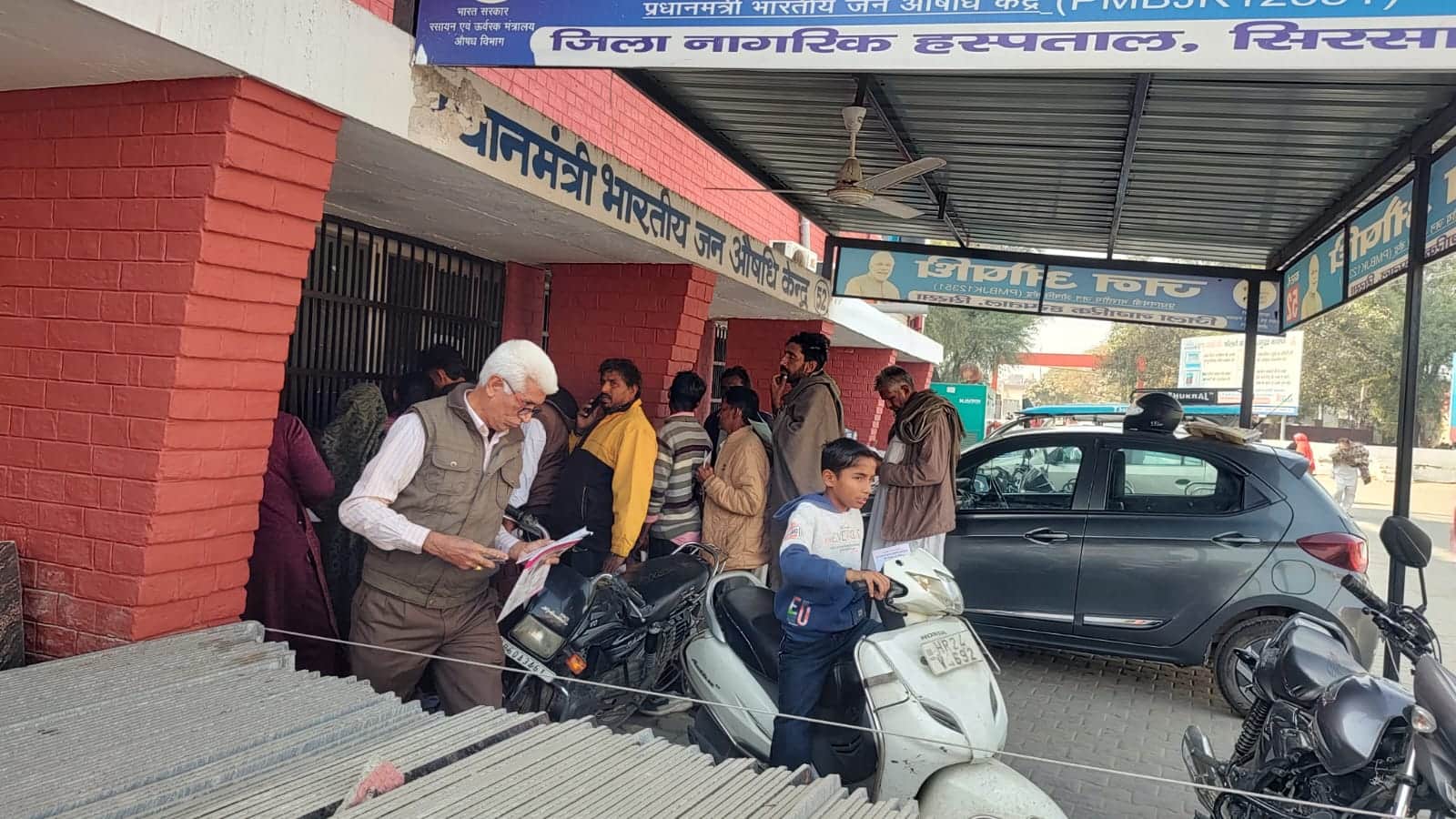 सिरसा। अस्पताल में बने प्रधानमंत्री जन औषधी केंद्र पर लगी मरीजों की भीड़। संवाद