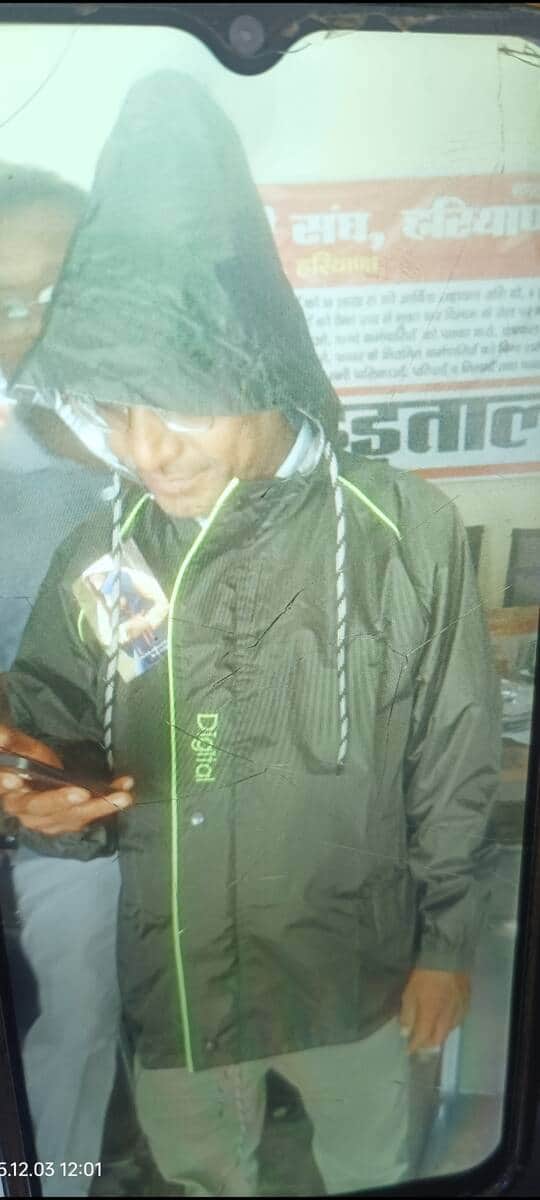 सिरसा। जैकेट का ट्रायल करते कर्मचारी