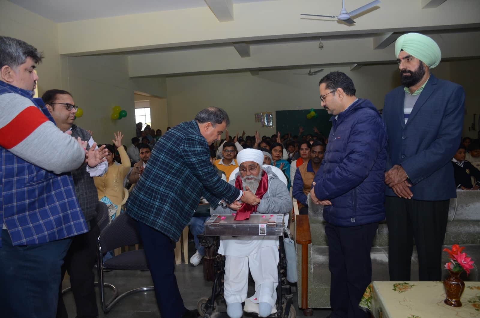 सिरसा। जेसीडी में दिव्यांग दिवस पर कार्यक्रम में पद्मश्री के पहुंचने पर स्वागत करते हुए जेसीडी 