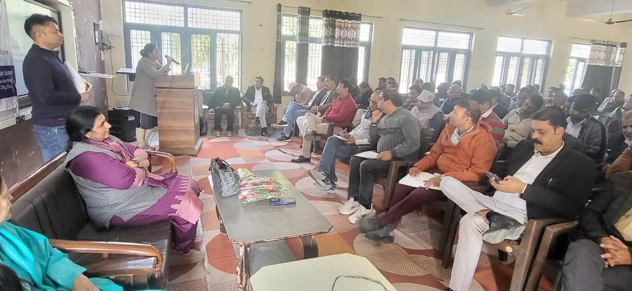 सिरसा। कार्यक्रम में उपस्थित शिक्षा अधिकारी व कर्मचारी। स्वयं