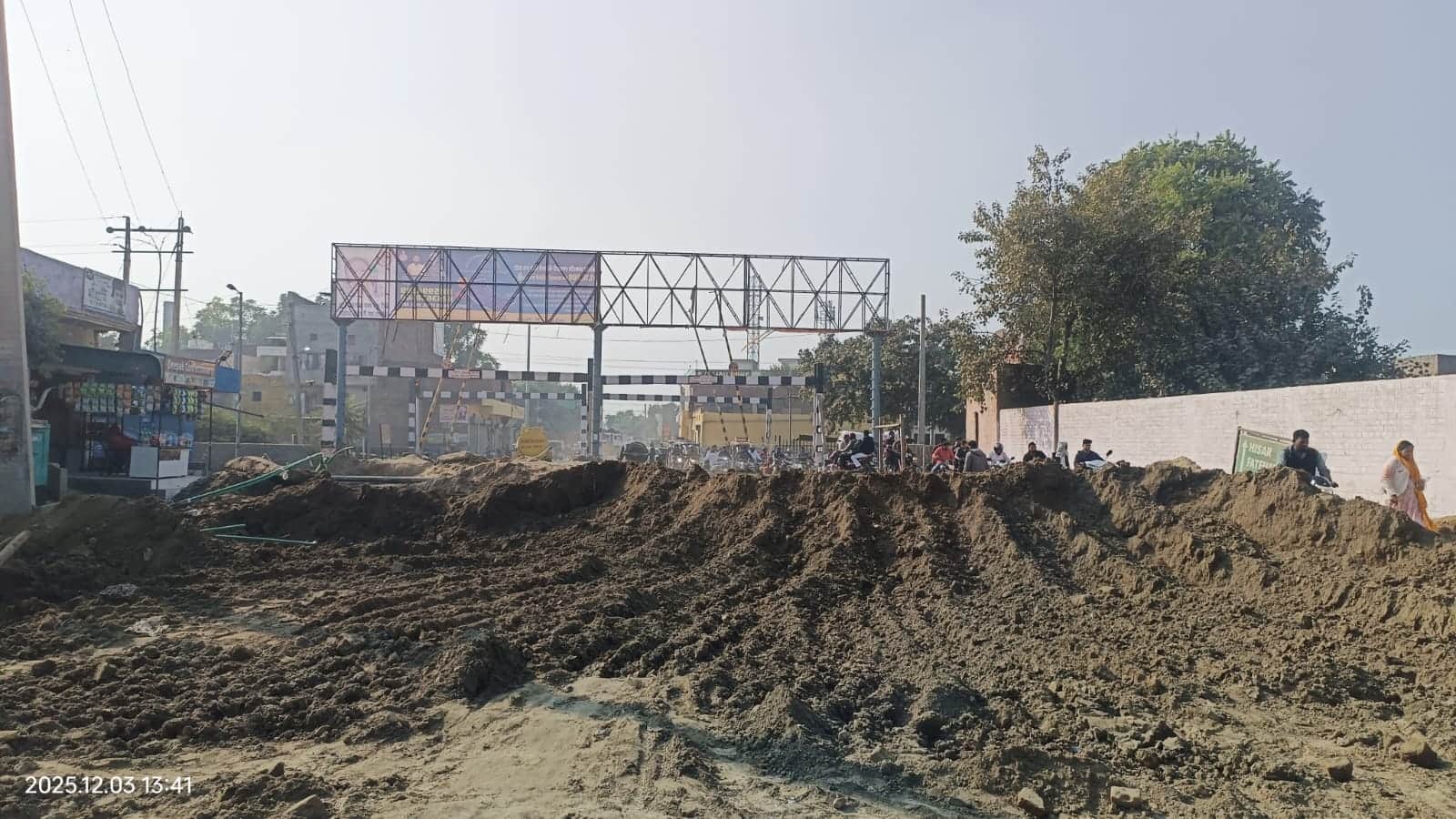 सिरसा। सीवरेज पाइप लाइन का काम होने के बाद गड्डे में मिट्टी भरते हुए। संवाद