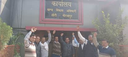 Opposition to online attendance, secretaries staged a protest