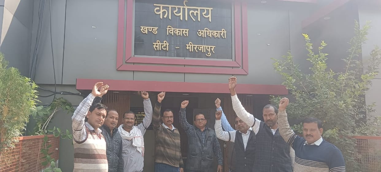 Opposition to online attendance, secretaries staged a protest