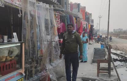 Dust in Patheriya made it difficult to sit in homes and shops, and traffic jams also added to the woes.