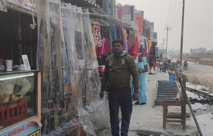 Dust in Patheriya made it difficult to sit in homes and shops, and traffic jams also added to the woes.