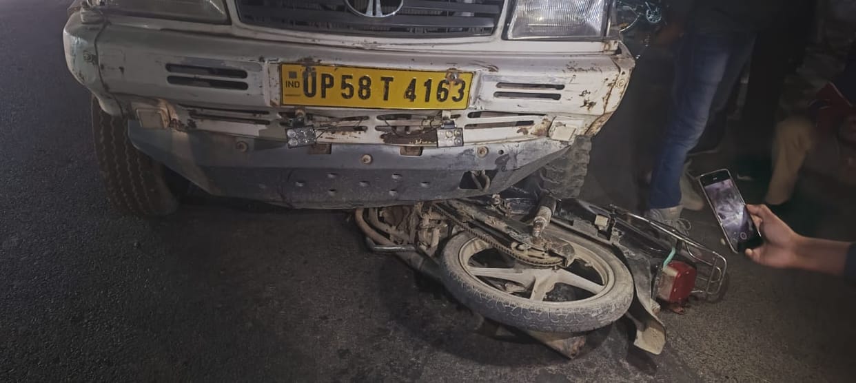 The pickup dragged the bike parked on the roadside for 20 meters.