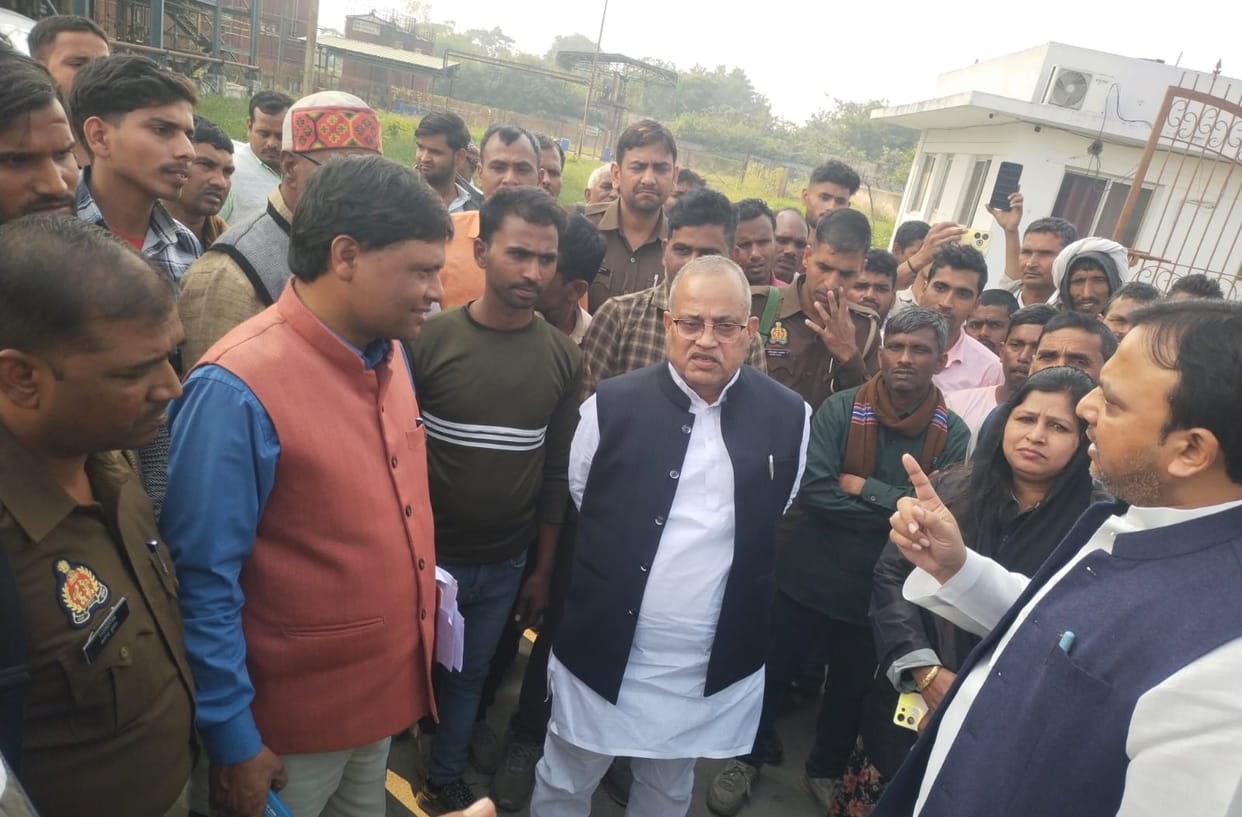 There was a tussle between SP MLAs and the management system regarding weighing of sugarcane of farmers.