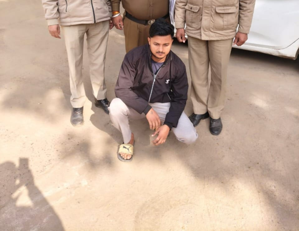 12 accused arrested with 123 bottles of illegal liquor, 1.14 grams of smack