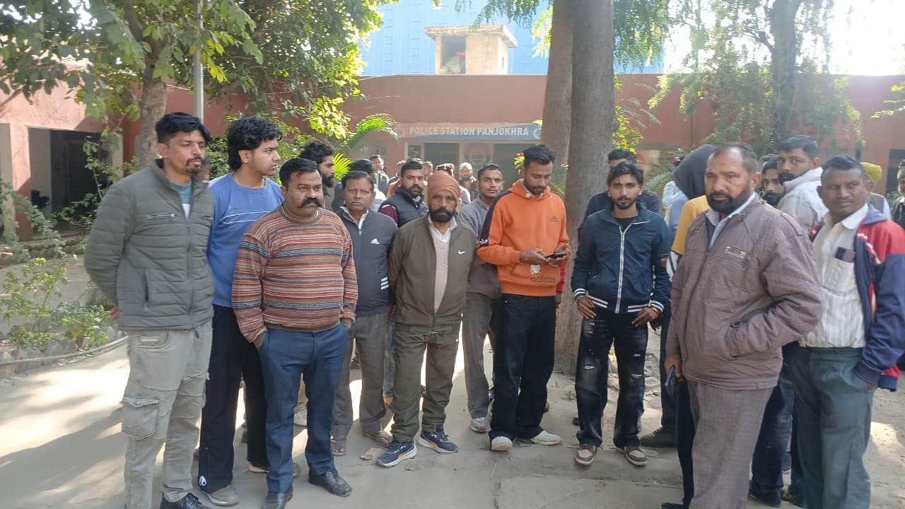 अंबाला के पंजोखरा थाने में रोष जताने के लिए पहुंचे मृतक के परिजन व गांव वासी। संवाद