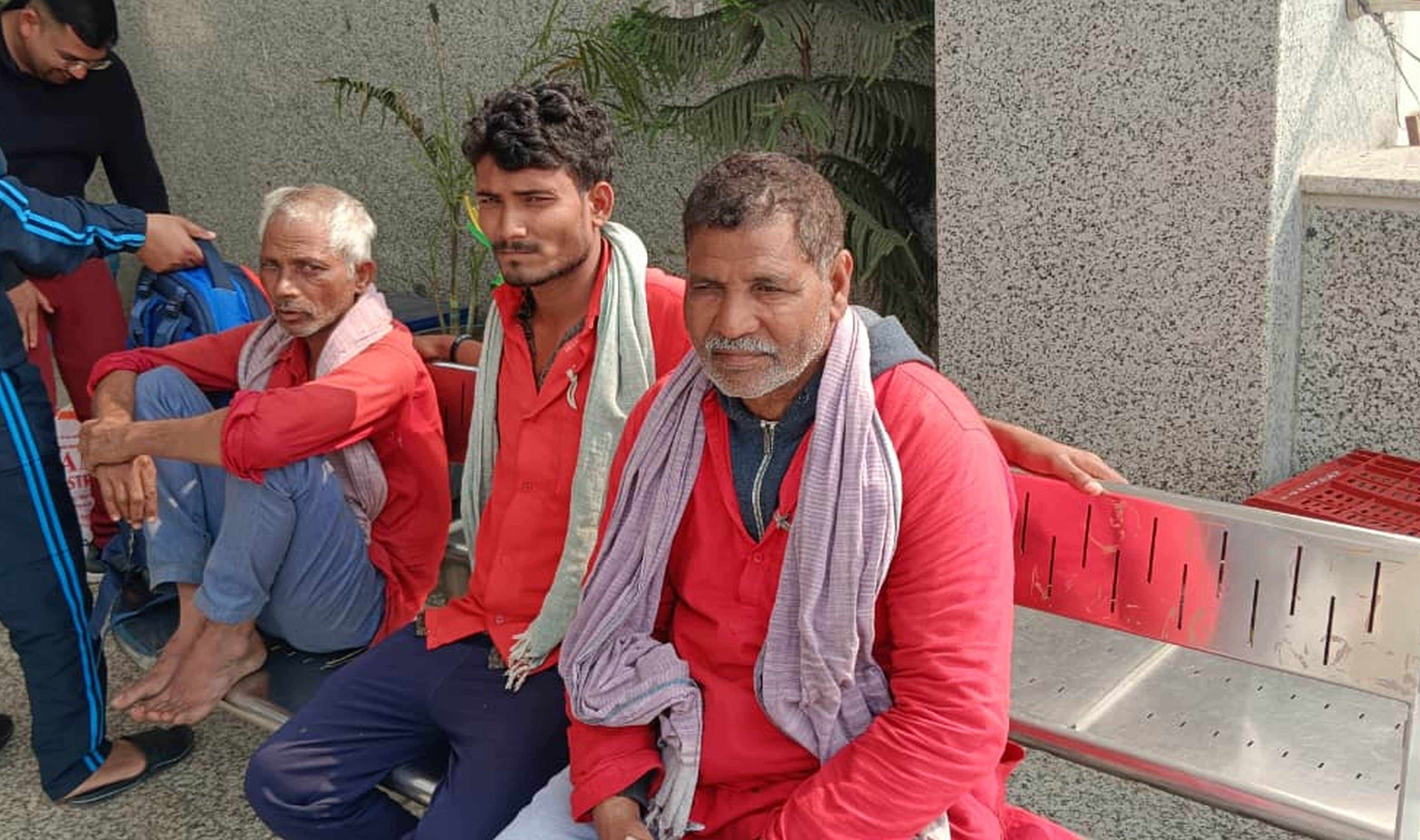 Railway Crackdown in Delhi 13 Porters Caught Overcharging Passengers Know How to File a Complaint