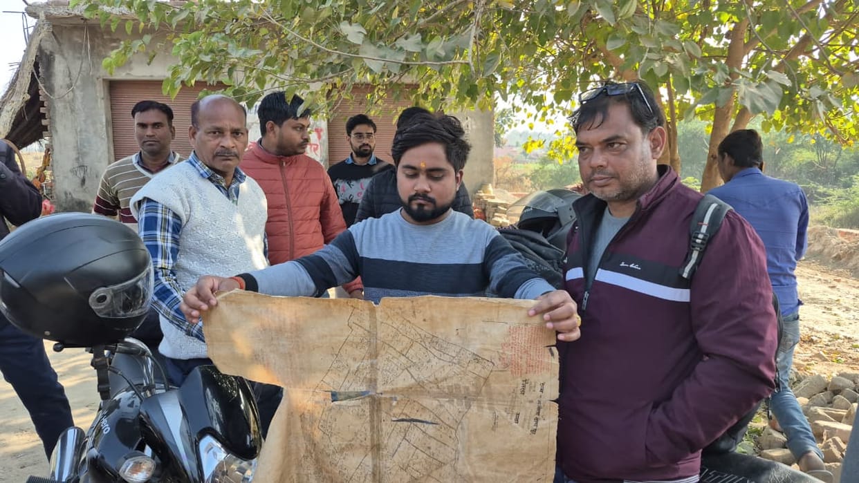 The revenue team that arrived on the complaint of encroachment was beaten up.