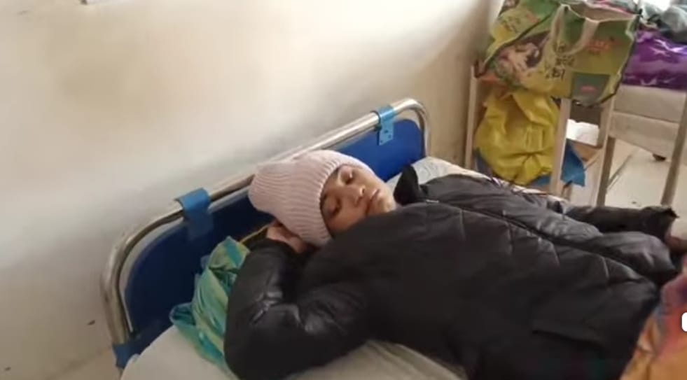 अस्पताल में भर्ती महिला कर्मचारी