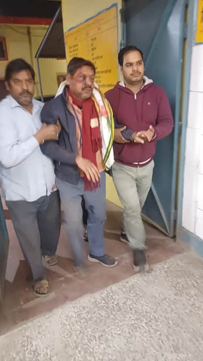 On the highway, miscreants beat up a businessman and his son and looted their cash.