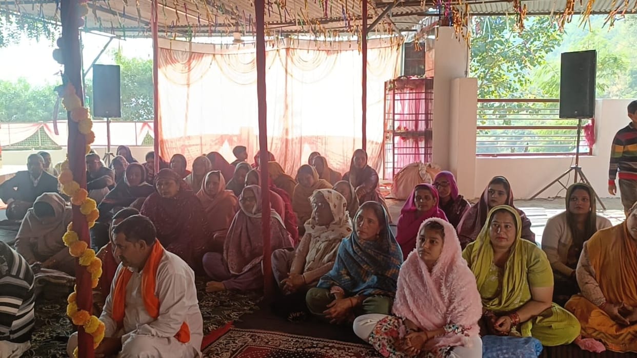 The story of King Parikshit was narrated in the Bhagwat Katha at Bhatoli Kalan.