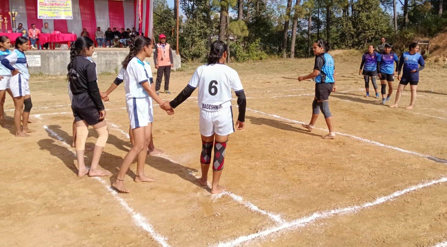  बेड़ीनाग में अंतरराज्यीय बालिका कबड्डी प्रतियोगिता में एक-दूसरे से भिड़ने को तैयार खिलाड़ी। सं