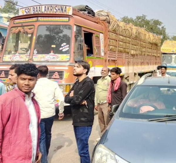 Farmers, enraged by the lack of urea fertilizer, blocked the highway.