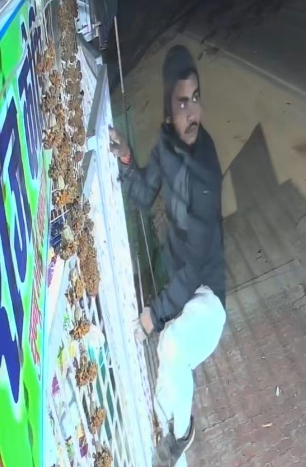 The thief first drank water in the shop and then stole Rs 1.50 lakh.
