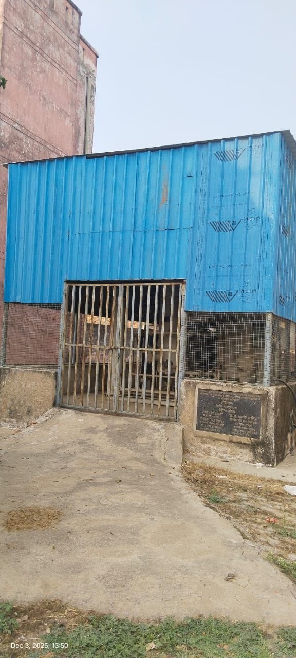 Oxygen plants worth crores are locked, cylinders are being ordered from outside.Oxygen plants worth crores are locked, cylinders are being ordered from outside.