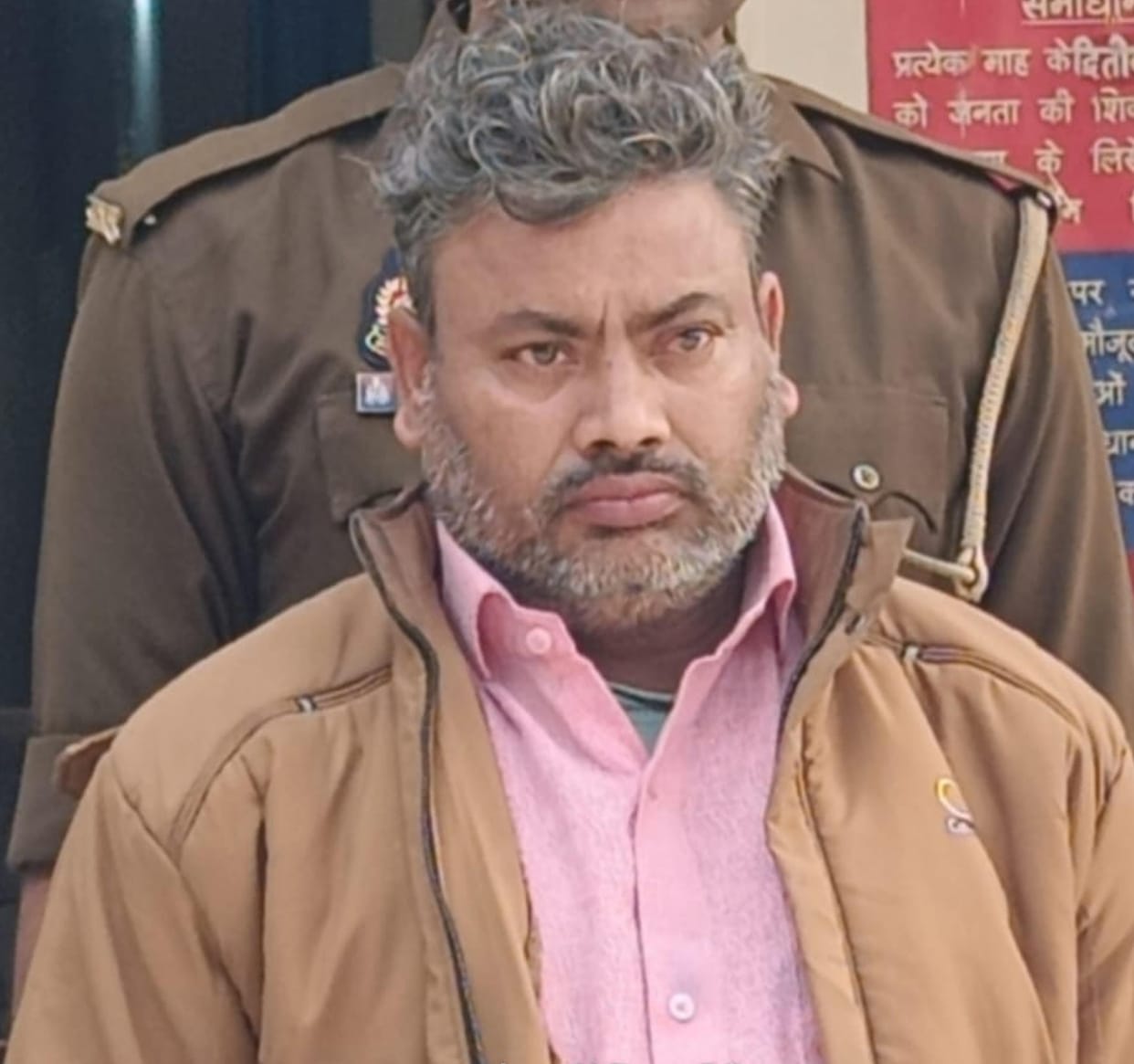 A man carrying a reward of 25,000 rupees, absconding for six months in a robbery case, was arrested.